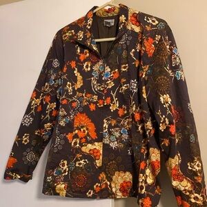 Beautiful Chicos jacket lined with pockets, zips all the way up to the neckline
